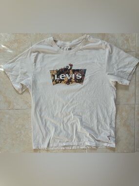 Vintage Levi's Ivory Graphic Logo Crewneck T-Shirt for Men